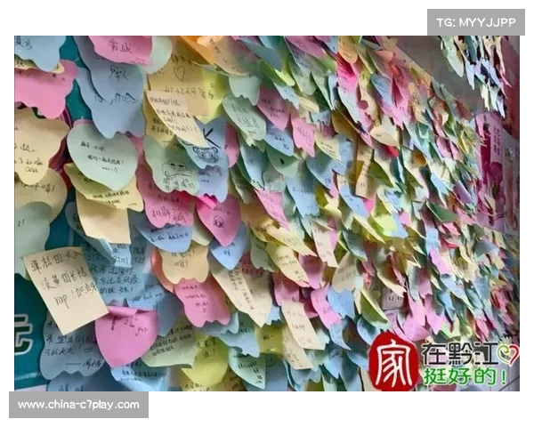 世界杯倒计时装置落户柏林,球迷留言墙祈福 世界杯倒计时装置落户柏林,球迷留言墙祈福