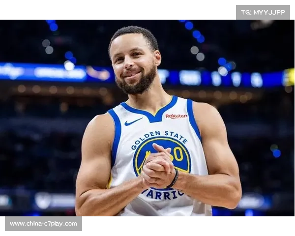 勇士主场小球迷中场投篮命中,库里场边鼓掌庆祝互动 勇士主场小球迷中场投篮命中,库里场边鼓掌庆祝互动