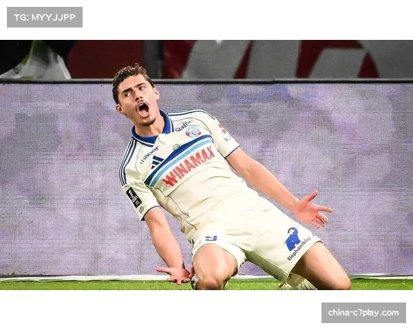 特写：斯特拉斯堡20岁小将攻入法甲处子球后，奔向看台与患病儿童球迷庆祝